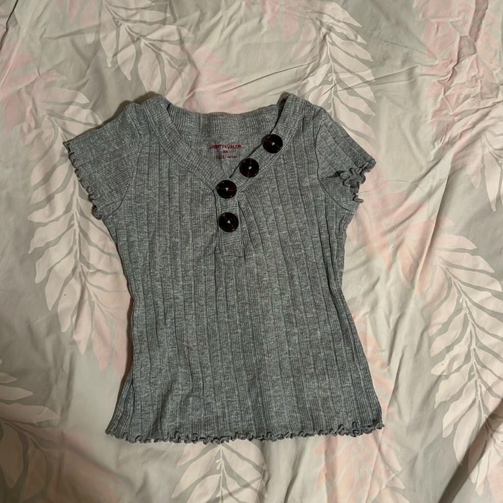 For the little girl that fits 4-5 T-shirts/blouses & long sleeves